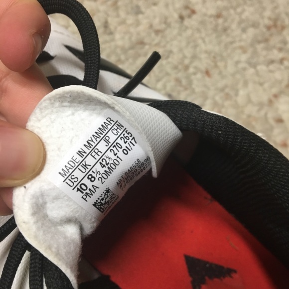 LIKE NEW SOCCER CLEATS - Picture 3 of 3